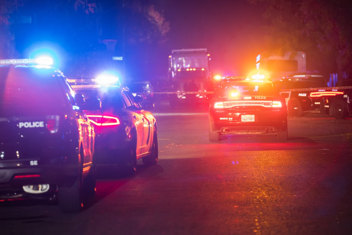 Cztery osoby zginęły, a pięć zostało rannych w strzelaninie, do której doszło w niedzielę wieczorem (w poniedziałek nad ranem czasu polskiego) podczas przyjęcia w mieście Fresno w Kalifornii - poinformowała policja. 