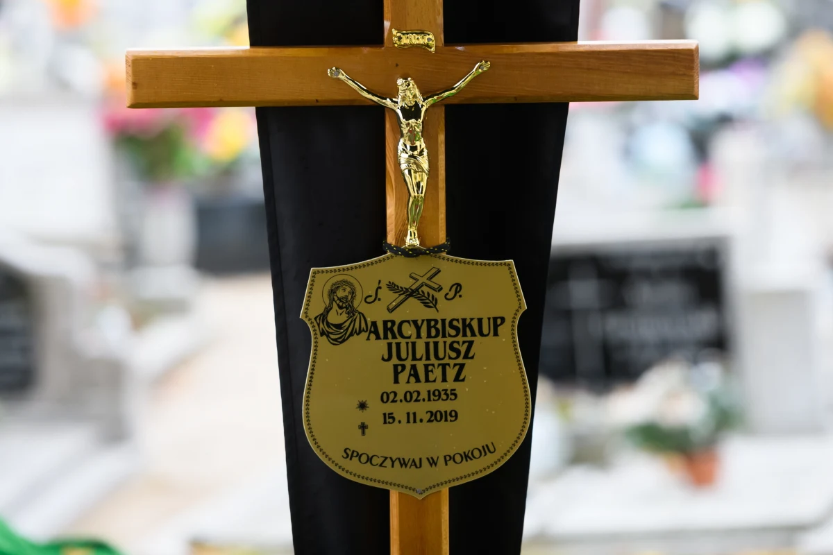 W poniedziałek rano trumna z ciałem abp. została Juliusza Paetza wyniesiona z poznańskiej katedry. To - jak pisał Onet – oznacza, że abp Paetz, oskarżany o molestowanie seksualne kleryków, nie spocznie w katedrze. Przed południem Paetz został pochowany na cmentarzu parafialnym św. Antoniego na Starołęce. 