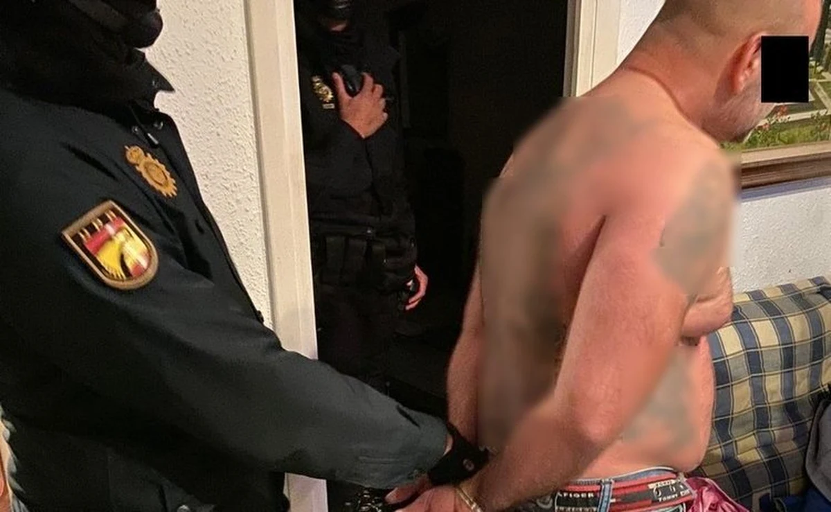 Poszukiwany od trzech lat 44-letni mieszkaniec warszawskiego Targówka został zatrzymany w Hiszpanii – informuje policja. Mężczyzna był uznawany za jednego z najbardziej niebezpiecznych przestępców. Wystawiono za nim 4 listy gończe. Onet podaje, że chodzi o przestępcę o pseudonimie Broda. 