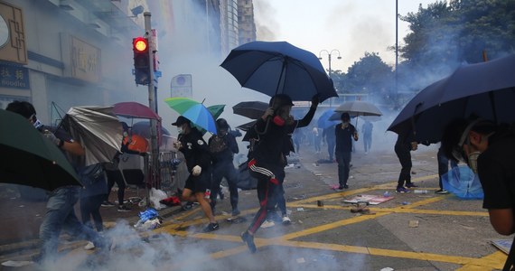 Hongkońska policja użyła gazu łzawiącego przeciwko demonstrantom uciekającym z Uniwersytetu Politechnicznego (PolyU). Po ponad 24 godzinach starć na otoczonym przez policję kampusie wciąż uwięzione są setki osób, w tym uczniowie szkół średnich.