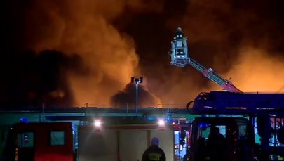 Wielkopolska: Pożar hal magazynowych. Z ogniem walczyło ponad 150 strażaków