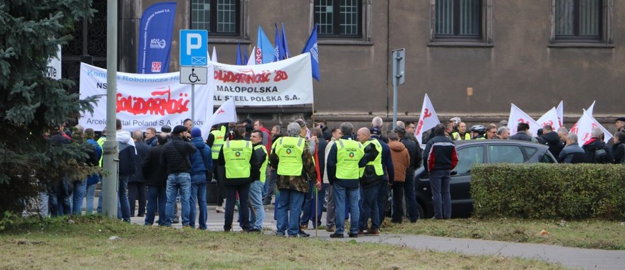 Przed hutą w Krakowie odbył się protest przeciwko decyzji ArcelorMittal o wygaszeniu wielkiego pieca i stalowni. W pikiecie uczestniczyły wszystkie związki zawodowe skupione w krakowskim kombinacie. 