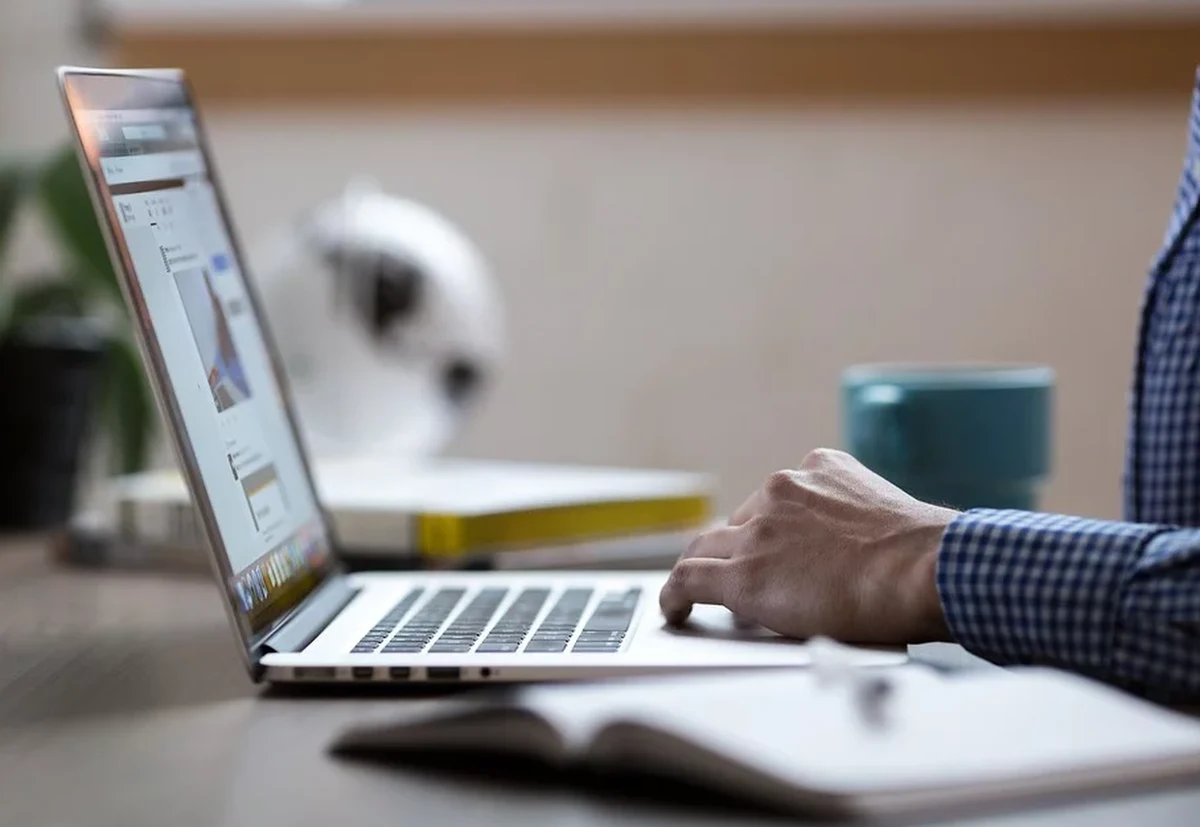 Szczegółowe dane osobowe co najmniej kilkudziesięciu tysięcy studentów i kandydatów do SGGW na prywatnym laptopie, skradzionym jednemu z pracowników! Mężczyzna magazynował dane nielegalnie – większość z nich zgodnie z prawem powinna zostać skasowana. Władze szkoły ostrzegają studentów, sprawą zajęła się prokuratura i UODO.