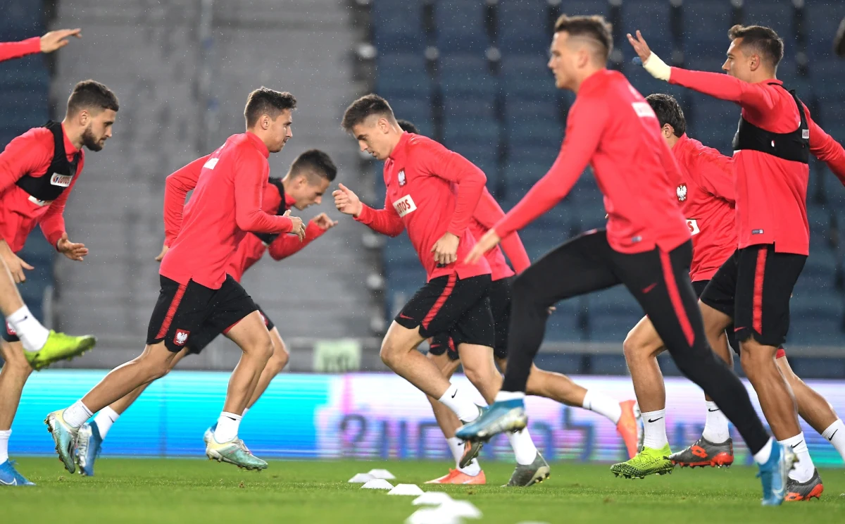 Minimalne szansę mają piłkarze reprezentacji Polski na znalezienie się w pierwszym koszyku podczas nadchodzącego losowania fazy grupowej Mistrzostw Europy 2020. Aby tak się stało, biało-czerwoni musieliby liczyć na splot kilku sprzyjających zdarzeń. 