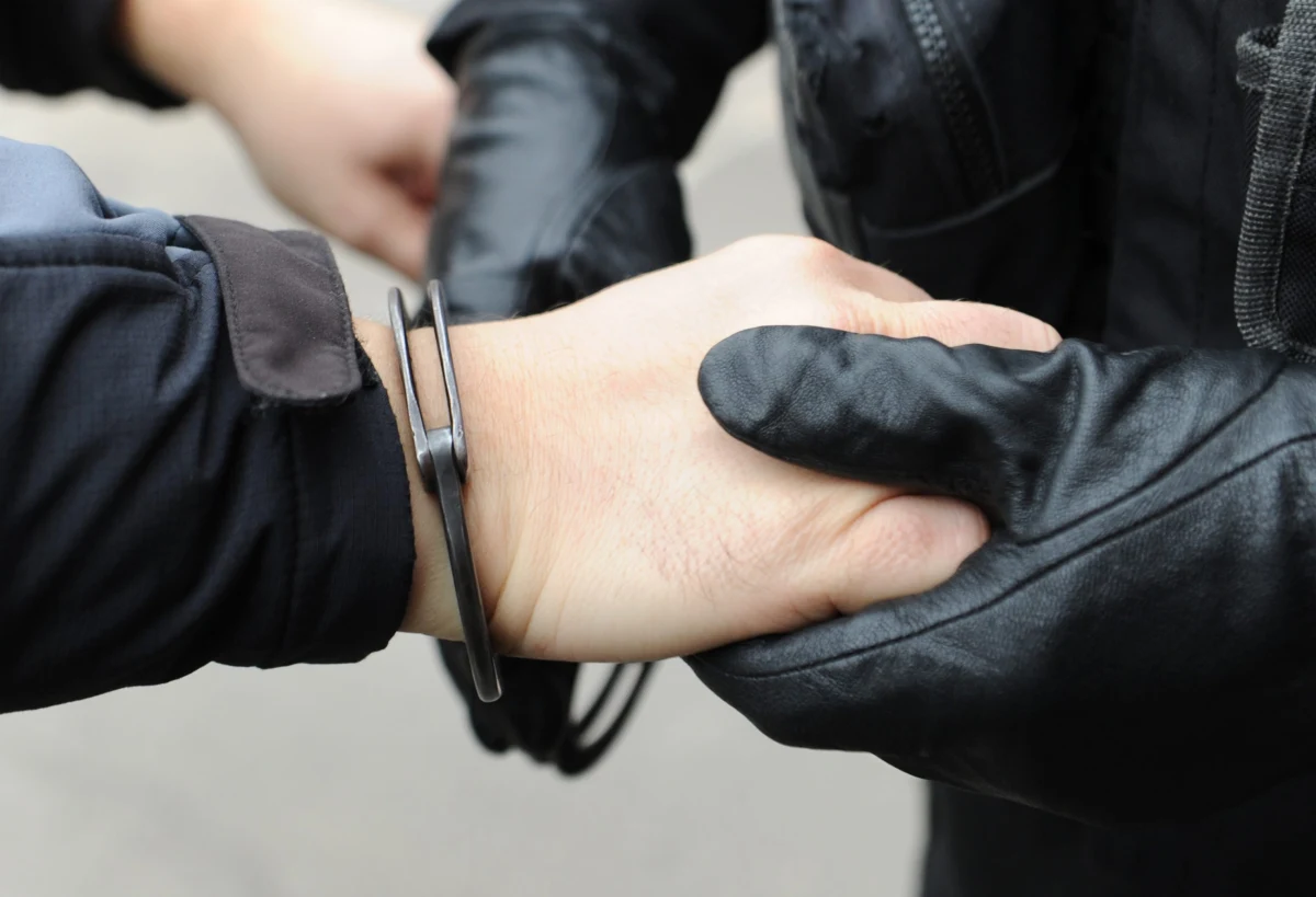 Wysoki rangą funkcjonariusz podkarpackiego zarządu Centralnego Biura Śledczego Policji oraz dwaj byli funkcjonariusze CBŚP i jeden z Centralnego Biura Antykorupcyjnego zostali zatrzymani przez Agencję Bezpieczeństwa Wewnętrznego - dowiedział się reporter RMF FM Krzysztof Zasada. To działania na polecenie Małopolskiego Wydziału Zamiejscowego Prokuratury Krajowej. Zatrzymani funkcjonariusze są przewożeni do Krakowa, gdzie mają usłyszeć zarzuty. Na razie śledczy nie ujawniają, jaka będzie ich treść. 