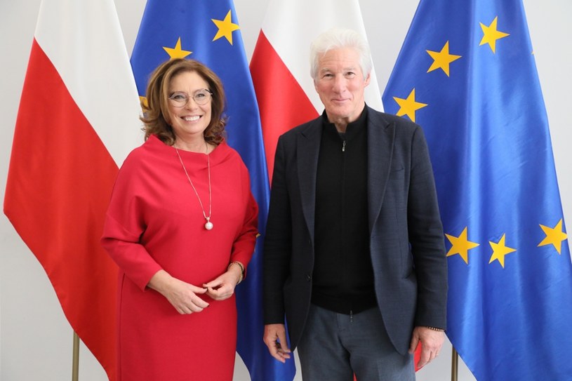 Znany amerykański aktor Richard Gere zwiedził w poniedziałek, 18 listopada, budynek polskiego parlamentu. Wcześniej spotkał się z rzecznikiem praw obywatelskich Adamem Bodnarem oraz z organizacjami pozarządowymi.