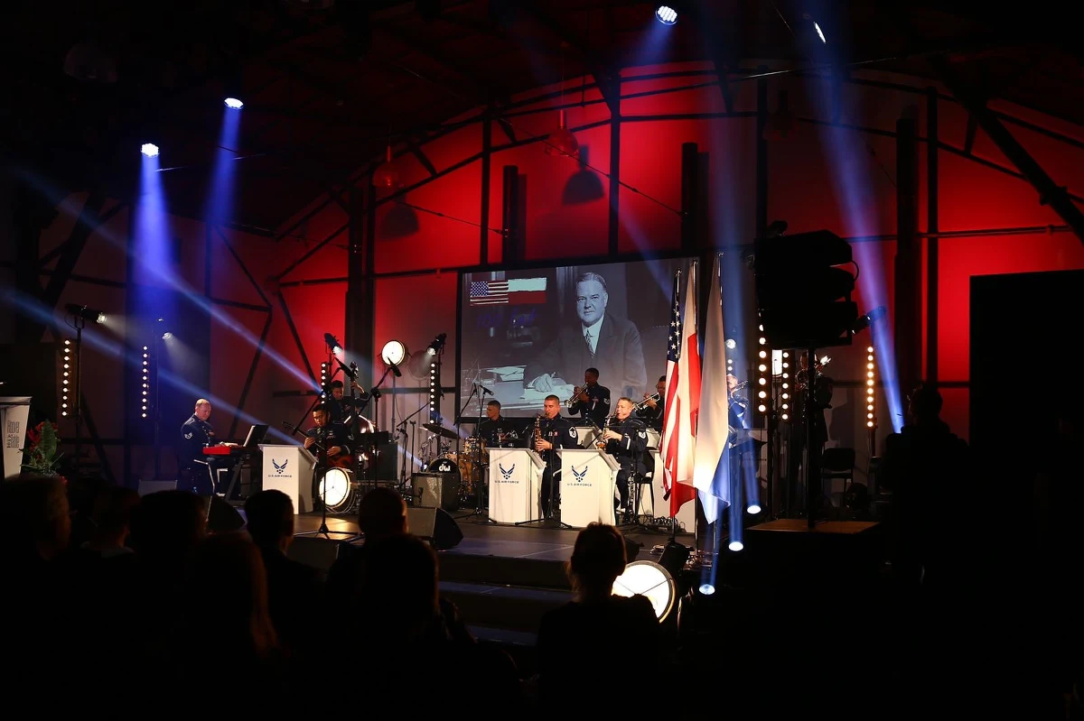 Dania składające się z ryżu, ziemniaków i kakao - nawiązujące do legendarnej charytatywnej kolacji zorganizowanej z myślą o polskich dzieciach przez późniejszego prezydenta USA Herberta Hoovera w 1920 roku - serwowano podczas uroczystej krakowskiej gali, wieńczącej drugą edycję projektu "Hoover Table". Jego celem jest stworzenie młodzieży z krakowskich placówek opiekuńczo-wychowawczych i rodzin zagrożonych ubóstwem możliwości uczestniczenia w obozie przygodowo-językowym, a także upowszechnienie wiedzy i pamięci o postaci Hoovera i jego misji.