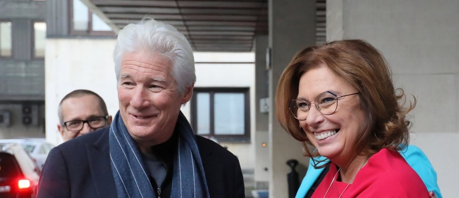 Znany amerykański aktor Richard Gere odwiedził w poniedziałek polski Sejm. Wcześniej spotkał się z Rzecznikiem Praw Obywatelskich Adamem Bodnarem oraz z przedstawicielami organizacji pozarządowych. 