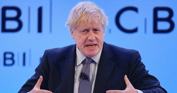 Brytyjski premier Boris Johnson ogłosił wstrzymanie zapowiedzianej obniżki podatku od przedsiębiorstw. Dzięki temu więcej pieniędzy ma trafić do państwowego systemu opieki zdrowotnej NHS. 