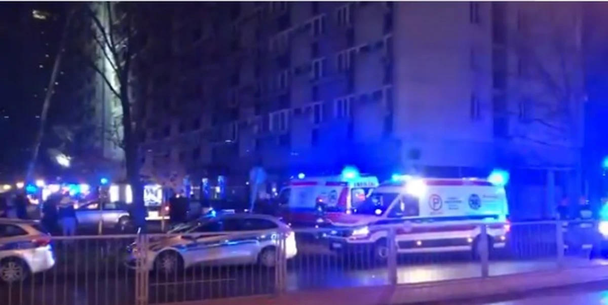 W nocy w Warszawie wybuchł pożar 15-piętrowego bloku przy ulicy Grzybowskiej. Ewakuowano 83 osoby. Trzy osoby zostały przewiezione do szpitala. Akcja gaśnicza zakończyła się ok. godz. 4.30.