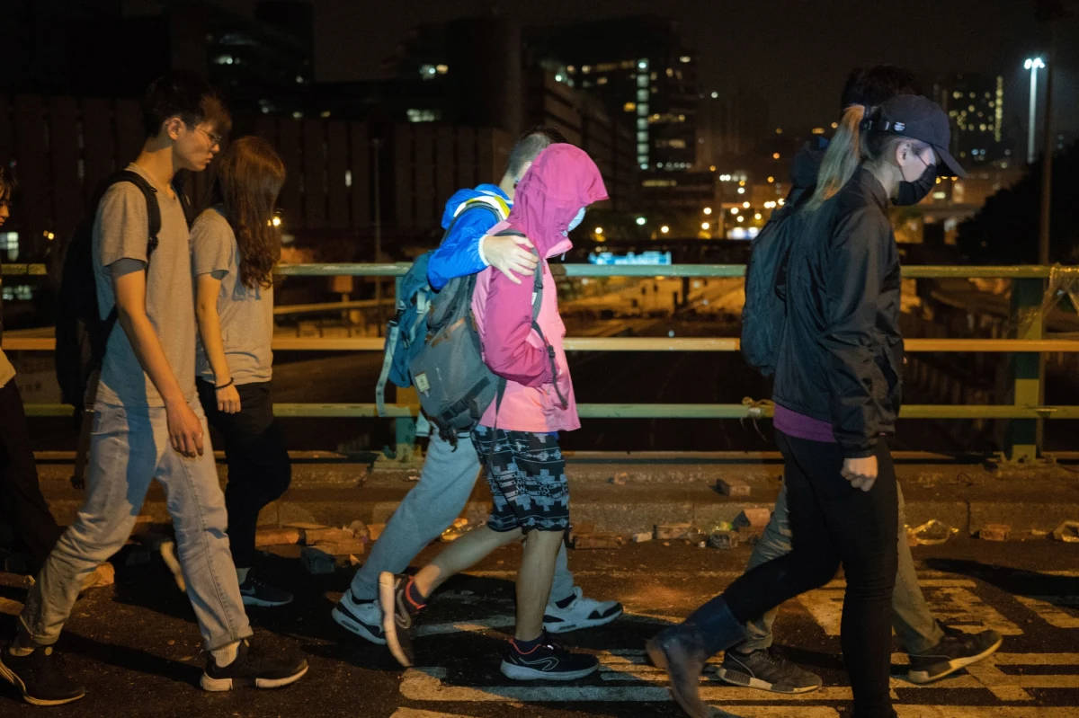 Szefowa administracji Hongkongu Carrie Lam poinformowała, że teren kampusu Uniwersytetu Politechnicznego (PolyU) opuściło 600 protestujących, ale wciąż pozostaje tam ok. 100 demonstrantów. Lam wyraziła nadzieję na pokojowe uregulowanie sytuacji.