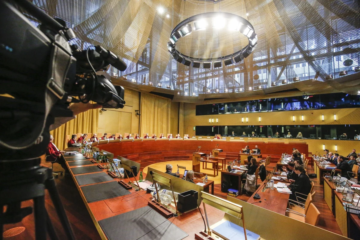 Trybunał Sprawiedliwości UE wyda dzisiaj wyrok w sprawie niezależności Izby Dyscyplinarnej Sądu Najwyższego. Powodem, dla którego TSUE zajął się tą sprawą, były pytania prejudycjalne Sądu Najwyższego. W czerwcu rzecznik generalny TSUE wydał opinię, w której bardzo ostro stwierdził, że Izba Dyscyplinarna nie spełnia wymogów niezawisłości, bo KRS, która ja powołuje, jest upolityczniona. 