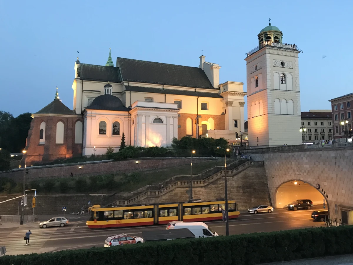 Prezydent Warszawy Rafał Trzaskowski rozważa wprowadzenie zakazu wjazdu samochodów spalinowych w obręb historycznego centrum stolicy i na Trakt Królewski. Pisze o tym "Super Express".