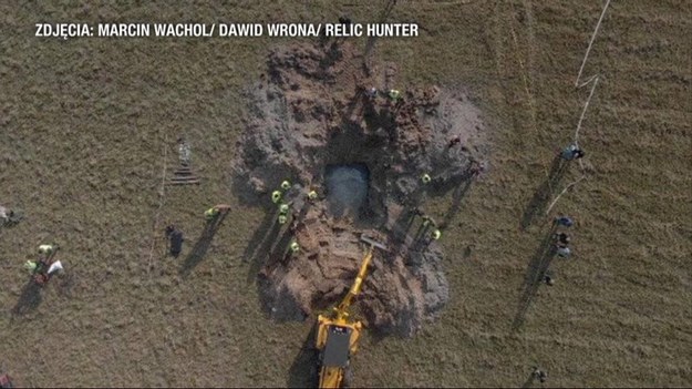 Pasjonaci historii z grup poszukiwawczych wydobyli w Niwiskach na Podkarpaciu fragmenty rakiety V2, nazywanej również wunderwaffe - "cudowną bronią" Adolfa Hitlera. Prace były prowadzone przez cały dzień na podmokłym terenie. Niezbędne okazało się użycie koparki, ale rakietę udało się wyciągnąć.