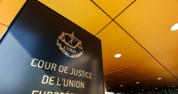 Trybunał Sprawiedliwości UE wydał wyrok w sprawie niezależności Izby Dyscyplinarnej Sądu Najwyższego. TSUE uznał, że to Sąd Najwyższy powinien badać niezależność Izby Dyscyplinarnej i to, czy może ona rozpoznawać spory dotyczące przechodzenia sędziów w stan spoczynku. Jeśli uzna, że Izbie Dyscyplinarnej brak niezależności, może przestać kierować do niej sprawy dotyczące stanu spoczynku sędziów.