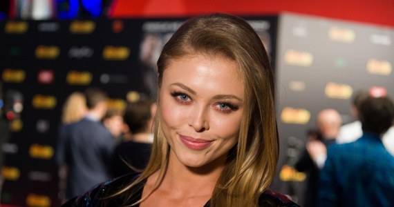 Joanna Opozda w białej kreacji odsłaniającej nogi