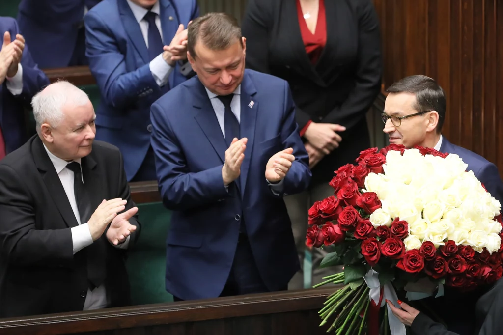  Premier Mateusz Morawiecki z bukietem kwiatów po expose