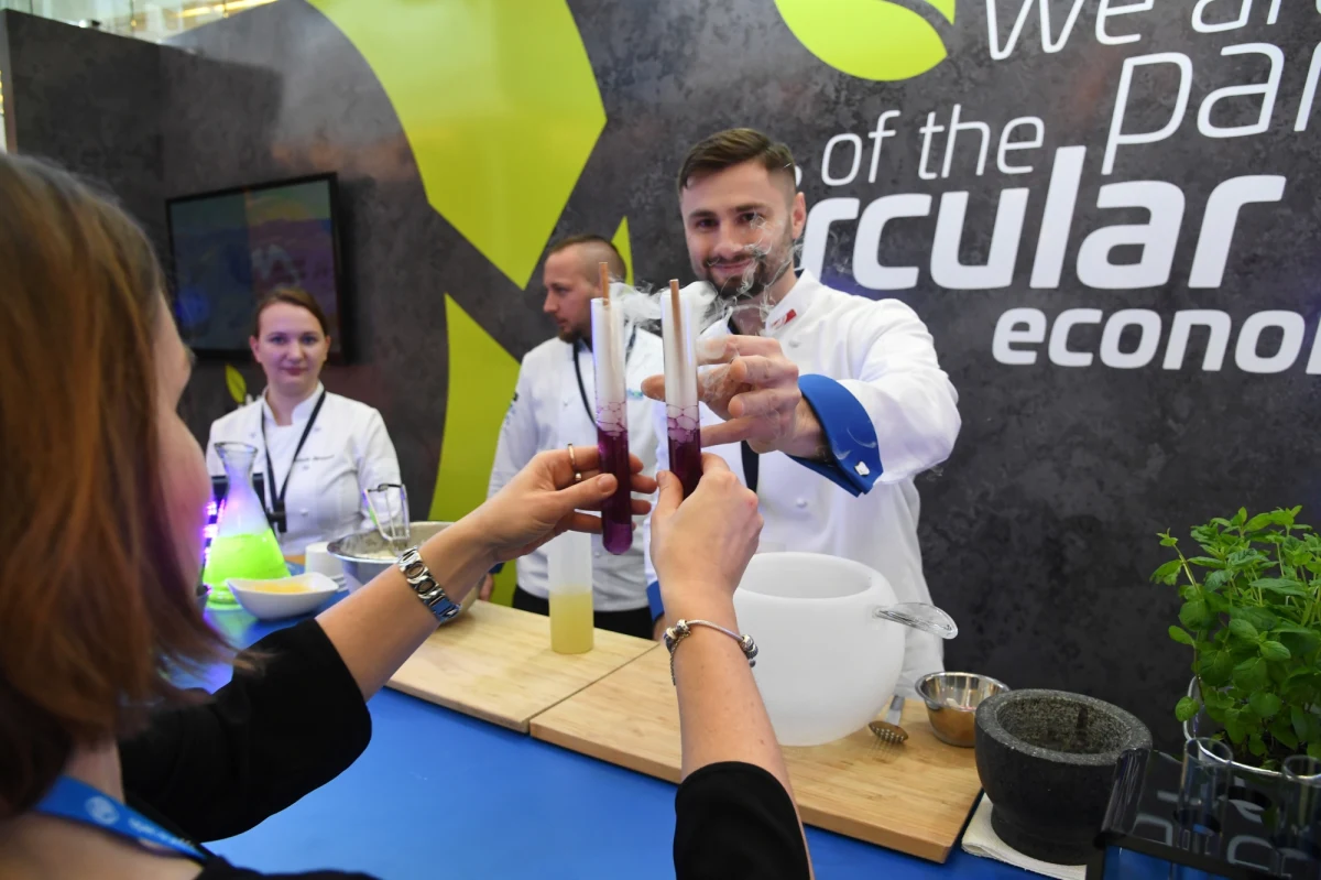 Odpowiedzialność społeczna, przyszłość wolnego rynku, demokracja czy ekologia – Open Eyes Economy Summit to prawdziwy tygiel nowych idei, otwartość na dialog, najważniejsze i najgorętsze trendy we współczesnej myśli społeczno-ekonomicznej. Trwająca dwa dni impreza odbyła się w Centrum Kongresowym ICE Kraków.