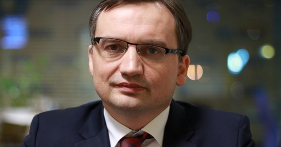 Trybunał Sprawiedliwości UE orzekł to, czego się spodziewałem - powiedział we wtorek minister sprawiedliwości Zbigniew Ziobro, odnosząc się do wyroku unijnego trybunału ws. Izby Dyscyplinarnej SN. Minister dodał, że unijny trybunał orzekł to, czego się spodziewał. TSUE wydał wyrok w odpowiedzi na pytania prejudycjalne zadane przez Izbę Pracy Sądu Najwyższego. Trybunał orzekł, że to Sąd Najwyższy ma badać niezależność nowej Izby Dyscyplinarnej, by ustalić, czy może ona rozpoznawać spory dotyczące przejścia sędziów Sądu Najwyższego w stan spoczynku.