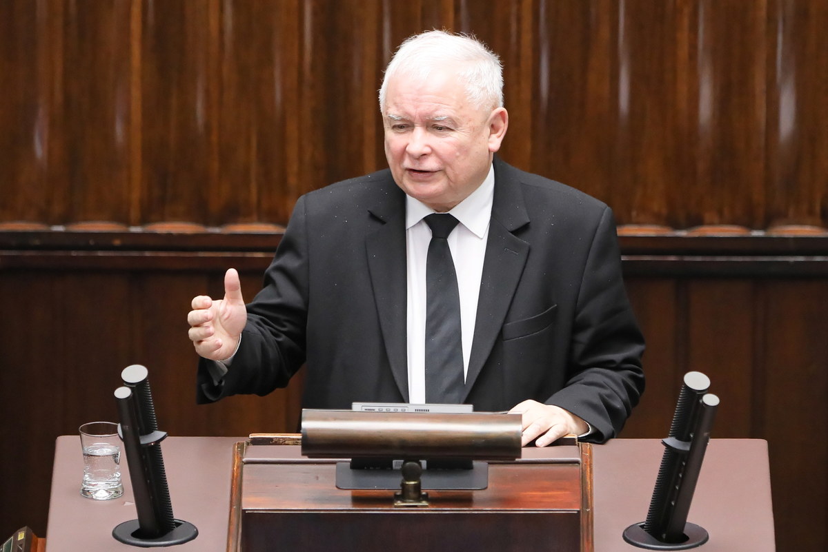 "Ideały polskie - wolność, zaufanie i rodzina, to fundament konstrukcji, która ma służyć ciągłości polskiego narodu i polskiego państwa" - powiedział prezes PiS Jarosław Kaczyński podczas debaty w Sejmie nad expose premiera Mateusza Morawieckiego. Ideały są siłą napędzającą wielkie zmiany i sukcesy, zaś pustka aksjologiczna to zniszczenie - dodał. 