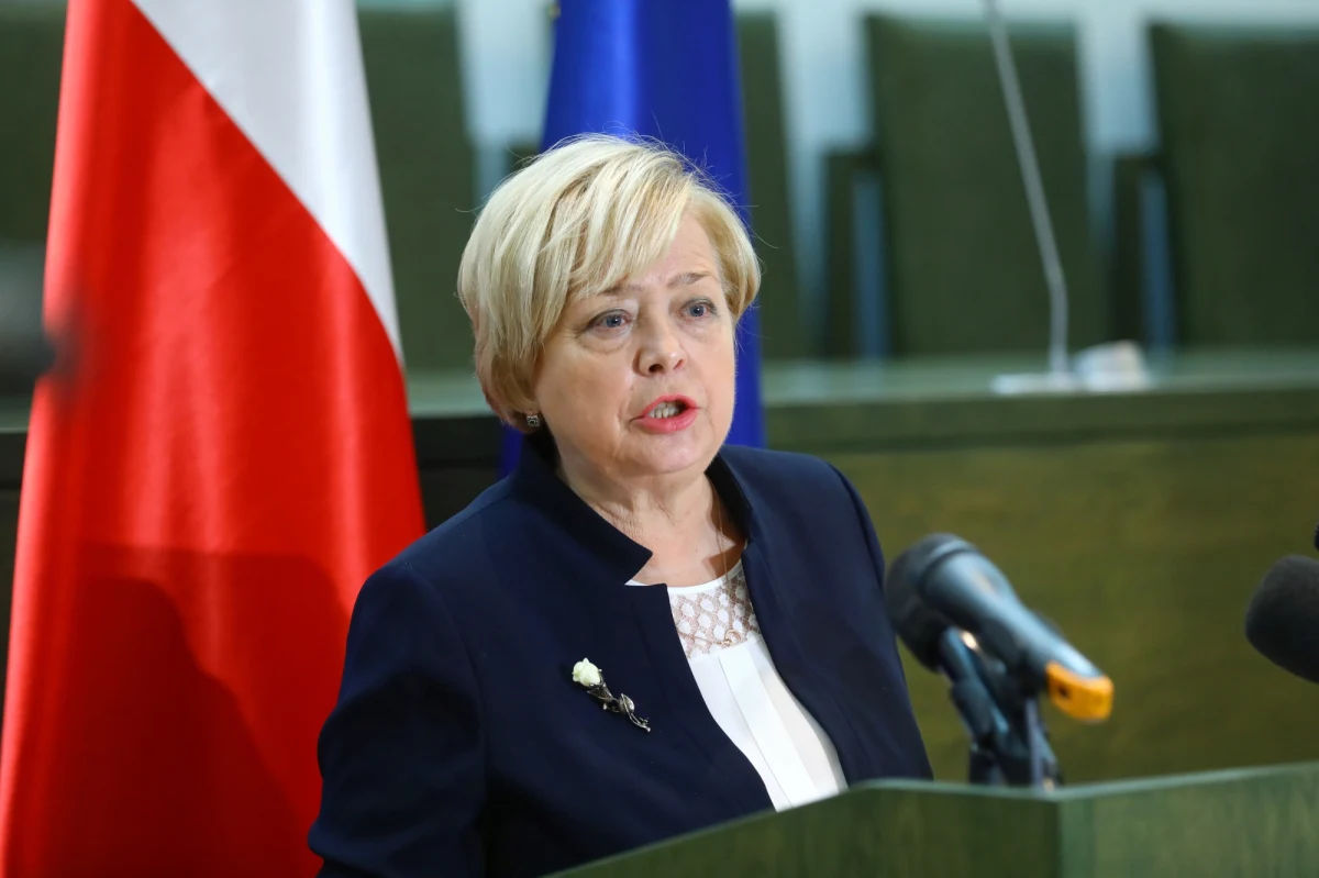 "Rząd, Sejm i Senat powinny podjąć działania ustawodawcze w celu usunięcia tych wadliwości prawnych, których zaistnienie zostało potwierdzone w wyroku Trybunału w Luksemburgu" - mówiła I prezes Sądu Najwyższego prof. Małgorzata Gersdorf, komentując wyrok Trybunału Sprawiedliwości UE. TSUE - odpowiadając na pytania prejudycjalne zadane przez Izbę Pracy Sądu Najwyższego - orzekł, że to Sąd Najwyższy ma zbadać niezależność nowej Izby Dyscyplinarnej SN, by ustalić, czy może ona rozpoznawać spory dot. przejścia sędziów Sądu Najwyższego w stan spoczynku.