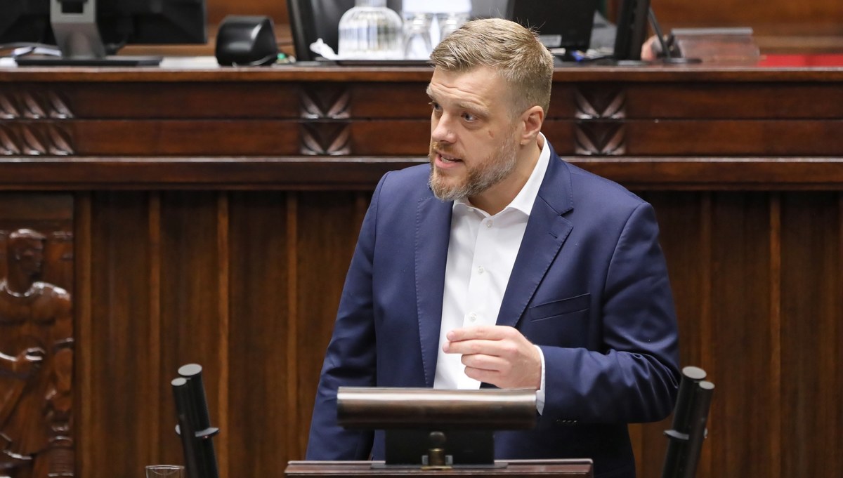 Polska po czterech latach pana rządów nie jest państwem dobrobytu - powiedział poseł Lewicy Adrian Zandberg, zwracając się do premiera Mateusza Morawieckiego podczas debaty nad jego wtorkowym expose. 