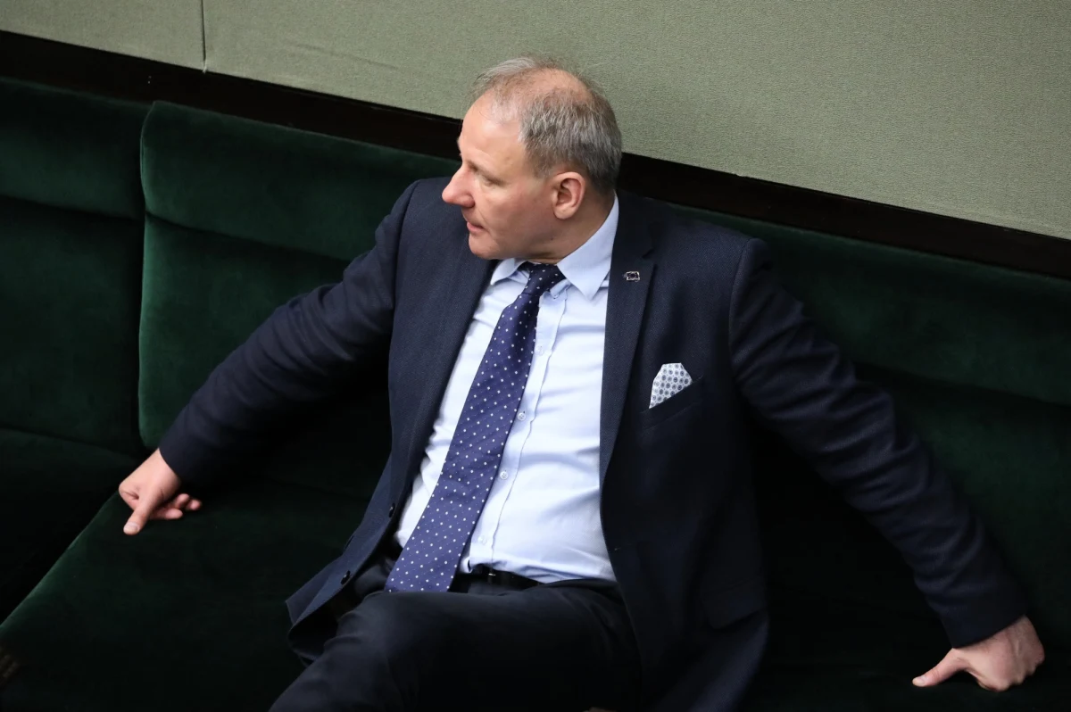 "Gdy Radosław Sikorski mówił o tym, że były ustawione (prawybory- PAP), to wiedział, co mówi" - powiedział w rozmowie z portalem Fakt24.pl Jacek Protasiewicz. Kilka dni temu Radosław Sikorski pytany o to, czy wystartuje w planowanych teraz prawyborach prezydenckich odpowiedział "jest to przedmiotem refleksji, bo prawybory zaczynają się za tydzień". "Zastanawiam się po pierwsze, czy to będzie proces fair, bo w ustawionych prawyborach już brałem udział" - zaznaczył. 