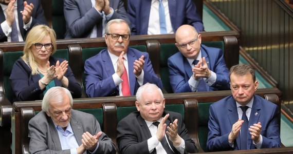 Prawo i Sprawiedliwość wycofało z Sejmu budzący gorące dyskusje projekt ustawy ws. zniesienia limitu 30-krotności składek na ZUS. Propozycja partii Jarosława Kaczyńskiego - która miała przynieść budżetowi dodatkowo ponad 7 mld złotych - krytykowana była nie tylko przez m.in. Koalicję Obywatelską i Konfederację: przeciwny jej był także koalicjant PiS - Porozumienie Jarosława Gowina, a o swoim "sceptycznym" spojrzeniu na sprawę mówił również prezydent Andrzej Duda. Przeciwko projektowi zgodnie opowiedzieli się również przedstawiciele pracodawców i pracowników.