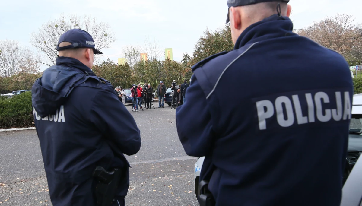Trzy osoby usłyszały prokuratorskie zarzuty w związku z zamieszkami do jakich doszło w niedzielę przed budynkiem komendy policji w Koninie. Dwie z nich mogą trafić do aresztu. Sprawa ma związek z czwartkowym, śmiertelnym postrzeleniem 21-latka przez policjanta w tym mieście.