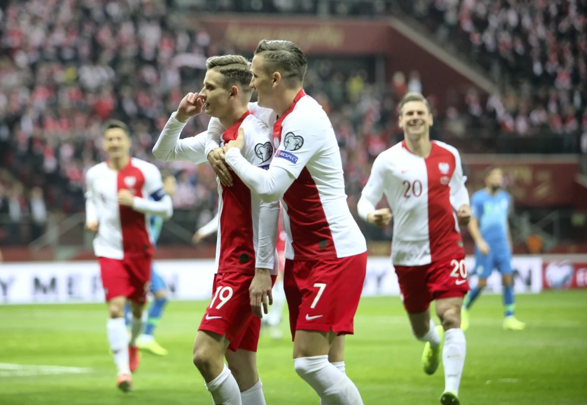 Polscy piłkarze w ostatnim spotkaniu eliminacji mistrzostw Europy pokonali w Warszawie Słowenię 3:2 (1:1). Pożegnalny mecz w kadrze rozegrał Łukasz Piszczek. Biało-czerwoni już wcześniej byli pewni pierwszego miejsca w grupie G.