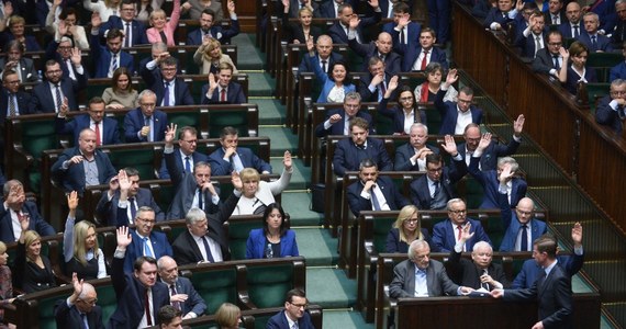 Sejm nie poparł wniosku opozycji o odrzucenie w pierwszym czytaniu projektu PiS w sprawie finansowania tzw. trzynastych emerytur z Funduszu Solidarnościowego. W nocy z wtorku na środę projekt skierowano do dalszych prac w Komisji Finansów Publicznych.