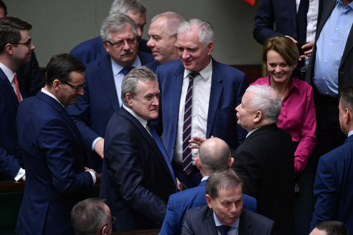 PiS zgłosiło czterech kandydatów na cztery miejsca, przeznaczone w Krajowej Radzie Sądownictwa. Dzięki większości w Sejmie będzie mogło obsadzić wszystkie te stanowiska i wyeliminować z Rady posłów opozycji. Będzie to złamanie sejmowego zwyczaju, przestrzeganego jeszcze w poprzedniej kadencji Sejmu.