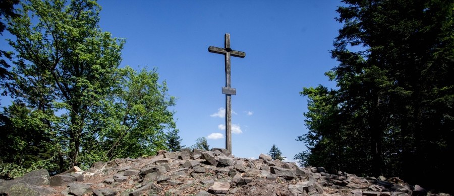 Najwyższy szczyt Gór Świętokrzyskich mierzy dokładnie 613 metrów 96 centymetrów. Co ciekawe nie jest nim, jak dotychczas sądzono, Łysica, a znajdująca się w pobliżu Góra Agaty.