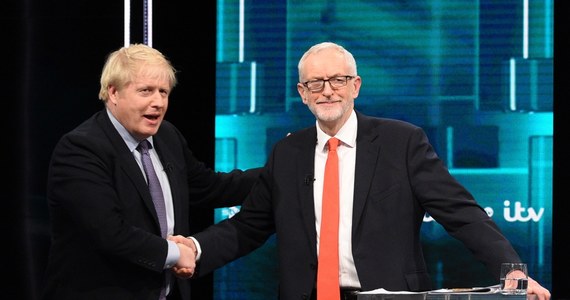 Brytyjski premier Boris Johnson zmierzył się przed kamerami telewizji z liderem opozycji Jeremym Corbynem. Ich pojedynek był pierwszym forte kampanii przed wyborami parlamentarnymi, które odbędą się 12 grudnia. Przewagę w sondażach utrzymują rządzący konserwatyści. Zasadniczym pytaniem brzmi, czy zwycięzca osiągnie zdecydowaną większość w Izbie Gmin. Bez niej rozwiązanie brexitu będzie niemożliwe.  