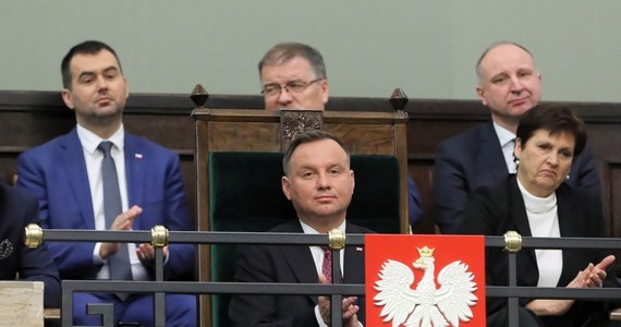 65 proc. badanych przez CBOS dobrze ocenia prezydenturę Andrzeja Dudy, 29 proc. - negatywnie. O pracy Sejmu minionej kadencji dobrze mówi 45 proc., negatywnie 39 proc. To najlepsze oceny pracy posłów od 1998 r. - zaznacza CBOS. O pracy Senatu poprzedniej kadencji dobrą opinię ma 39 proc., złą - 35 proc.