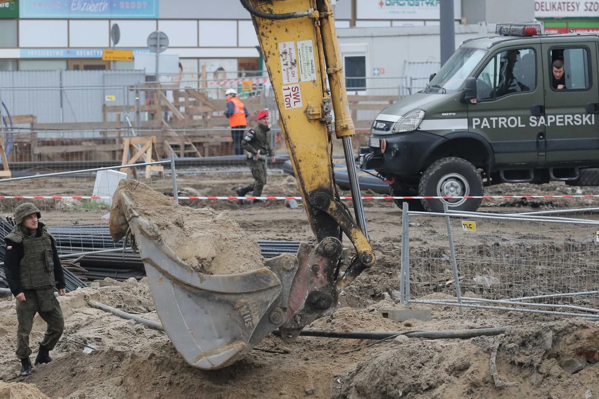 Zakończyła się akcja saperów, policji i straży pożarnej na Bródnie, gdzie na budowie metra znaleziono niewybuch z czasów II wojny światowej. Na czas prac trzeba było ewakuować uczniów pobliskiej szkoły podstawowej, lokatorów trzech bloków i pracowników centrum usługowego - w sumie ok. tysiąca osób.