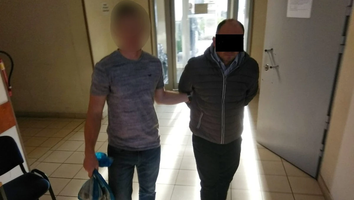 Policjanci zatrzymali 42-letniego mieszkańca Pragi Północ, który siekierą uderzył w głowę klienta jednego z lokali gastronomicznych - przekazała w środę podkom. Paulina Onyszko z Komendy Rejonowej Policji Warszawa VI. Jak dodała, motywem ataku była zazdrość o żonę.