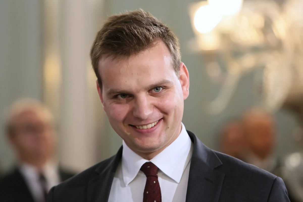 Konfederacja zbiera podpisy pod wnioskiem o wotum nieufności wobec ministra finansów Tadeusza Kościńskiego - poinformował szef koła Konfederacja Jakub Kulesza. Poseł PiS Marek Suski ocenił, że Konfederacja "trochę szuka dziury w całym" i próbuje zaistnieć wymyślając takie "kuriozalne wnioski".
