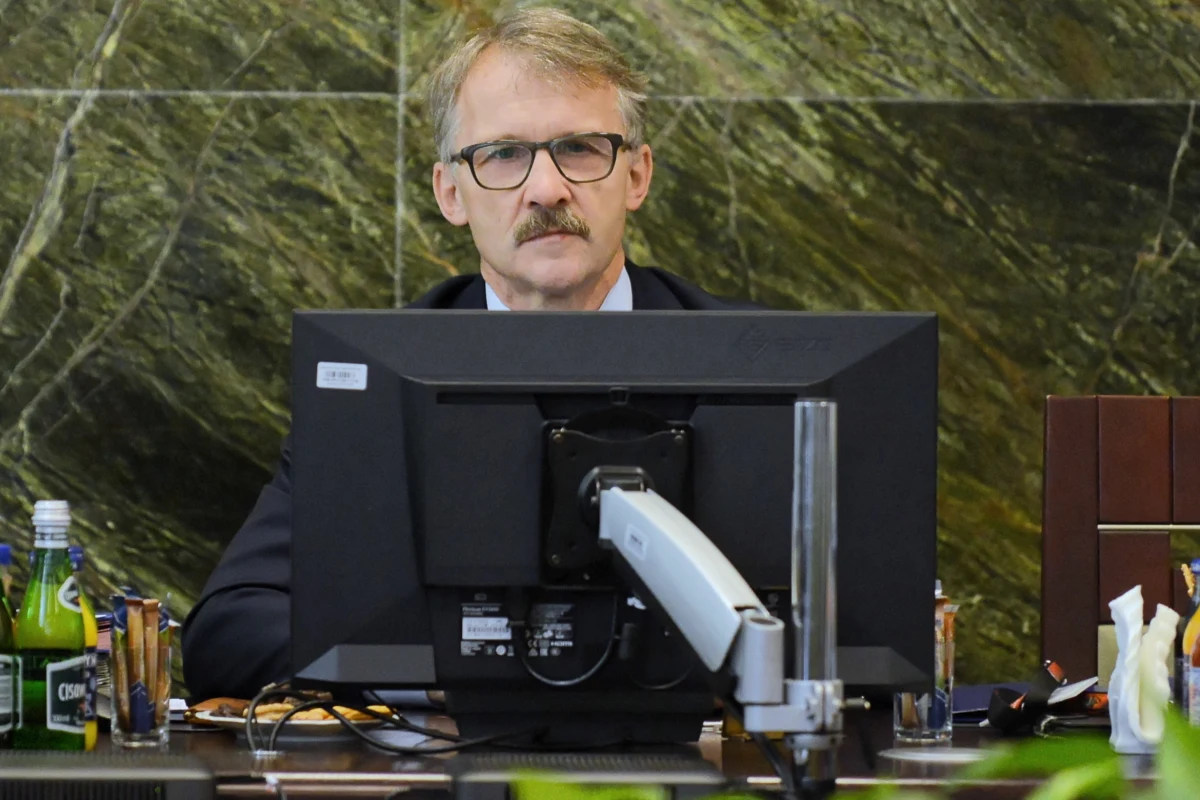 "Nie ma potrzeby zmieniania prawa po wczorajszym wyroku Trybunału Sprawiedliwości Unii Europejskiej" - mówi w rozmowie z reporterem RMF FM Patrykiem Michalskim szef Krajowej Rady Sądownictwa. TSUE orzekł, że to Sąd Najwyższy ma zbadać niezależność nowej Izby Dyscyplinarnej SN, by ustalić, czy może ona rozpoznawać spory dot. przejścia sędziów Sądu Najwyższego w stan spoczynku. Leszek Mazur uważa, że sędziowie nominowani dotychczas na wniosek KRS - mogą bez przeszkód orzekać, bo TSUE nie zakwestionował sposobu ich powołania.