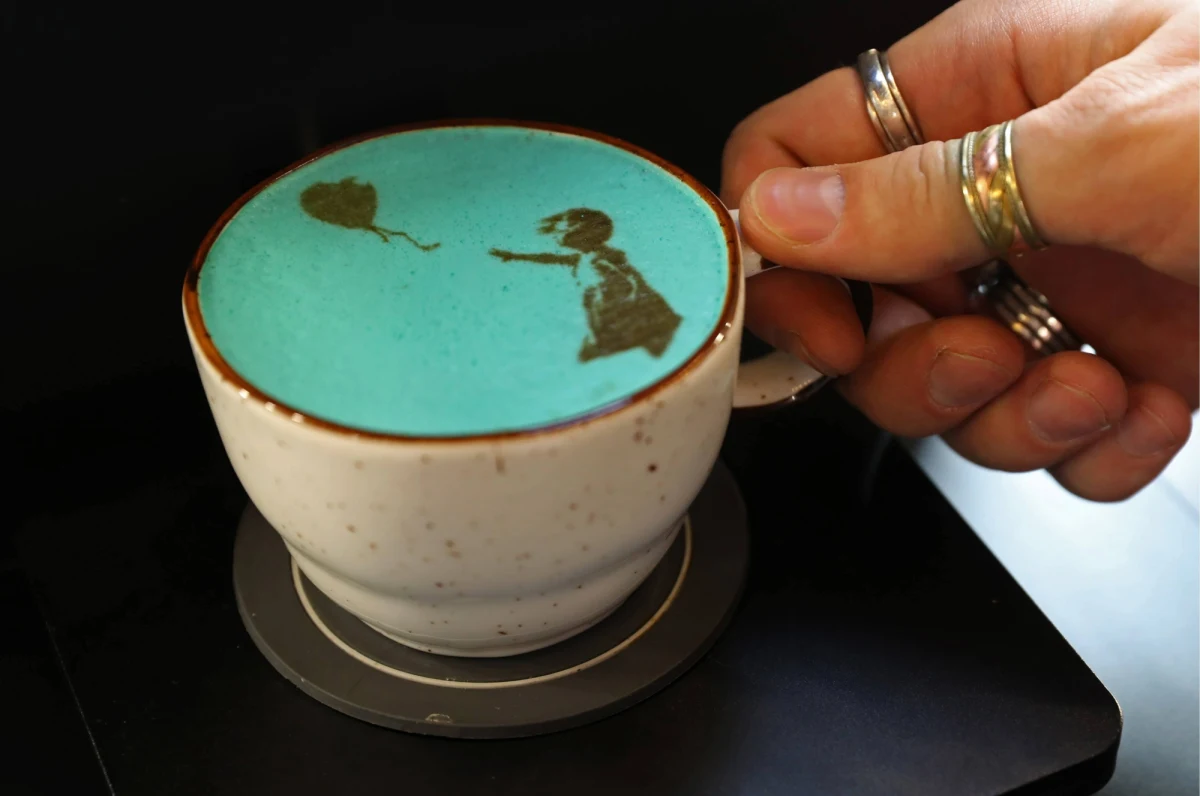 Rzeźba Banksy’ego została wycofana z aukcji. Miała pójść pod młotek w Londynie, a jej cenę szacowano na milion funtów. Przedstawia parodię "Myśliciela" - działa słynnego francuskiego rzeźbiarza Augusta Rodina. 