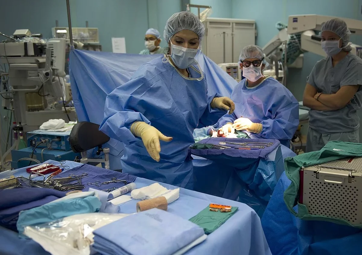 Lekarze University of Maryland School of Medicine wprowadzili pierwszych, ciężko rannych pacjentów w stan hibernacji, by zwiększyć szanse uratowania im życia - pisze na swej stronie internetowej czasopismo "New Scientist". Informacje na ten temat potwierdził dziennikarzom tygodnika Samuel Tisherman, który o testach nowej metody mówił w poniedziałek podczas poświęconego zagadnieniom reanimacji sympozjum New York Academy of Sciences. Nie jest jasne, ilu pacjentów uczestniczyło w dotychczasowych eksperymentach i ilu je przeżyło.