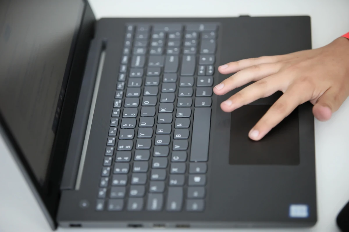 Jest dochodzenie warszawskiej Prokuratury Okręgowej w sprawie wycieku danych ze Szkoły Głównej Gospodarstwa Wiejskiego w Warszawie. W laptopie skradzionym jednemu z pracowników stołecznej uczelni, nielegalnie przechowywane były szczegółowe dane osobowe nawet 70 tysięcy studentów i kandydatów na studia.