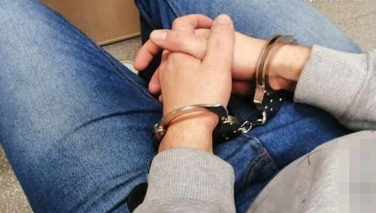 Ostrym narzędziem niszczył karoserie samochodów. W ten sposób uszkodził ponad 40 aut. Policja w Dąbrowie Górniczej zatrzymała sprawcę - mężczyźnie grozi do 5 lat więzienia. 