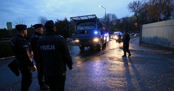 Metamfetaminę znaleziono przy 21-latku, który w czwartek został śmiertelnie postrzelony przez policjanta w Koninie. To ustalenia dziennikarzy RMF FM. Po tej tragedii doszło do zamieszek przed konińską komendą. Sprawę bada prokuratura. 