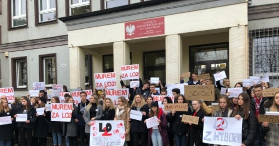 "Murem za LO 2" - z takimi transparentami w środę zebrali się uczniowie, nauczyciele i rodzice przed II Liceum Ogólnokształcącym im. Czesława Miłosza w Jaworznie. Protestowali przeciwko planom likwidacji szkoły.