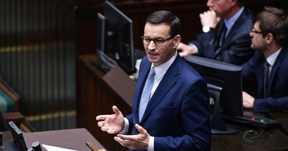 Nie zakładamy takich scenariuszy - tak premier Mateusz Morawiecki odpowiedział na pytanie, czy w związku z rezygnacją z likwidacji tzw. 30-krotności ZUS zwiększy deficyt budżetowy. Morawiecki zapowiedział oszczędności, m.in. przez zmniejszanie biurokracji. 