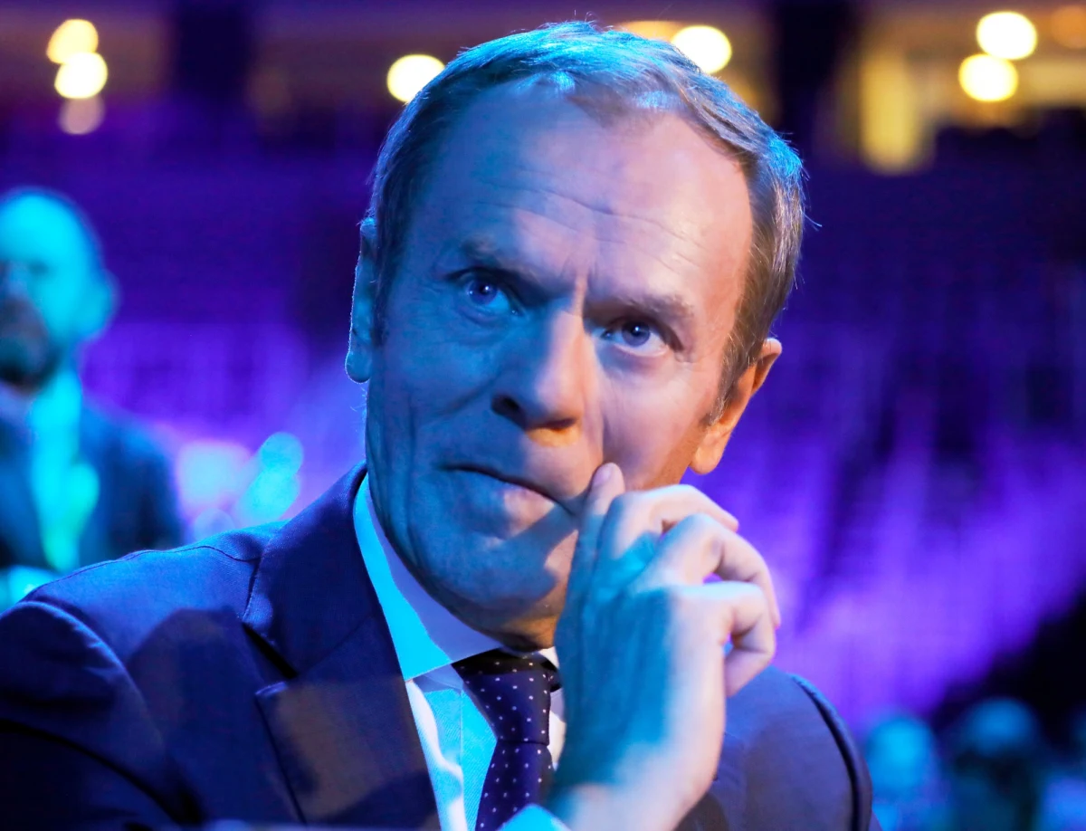 Limuzyna z szoferem, gabinet z sekretariatem, pokaźny fundusz reprezentacyjny oraz niemała pensja miesięczna – "Super Express" wylicza przywileje Donalda Tuska, który stanie na czele Europejskiej Partii Ludowej. Był jedynym kandydatem na stanowisko szefa EPL. Podczas kongresu w Zagrzebiu poparło go w głosowaniu 93 procent działaczy ugrupowania. 