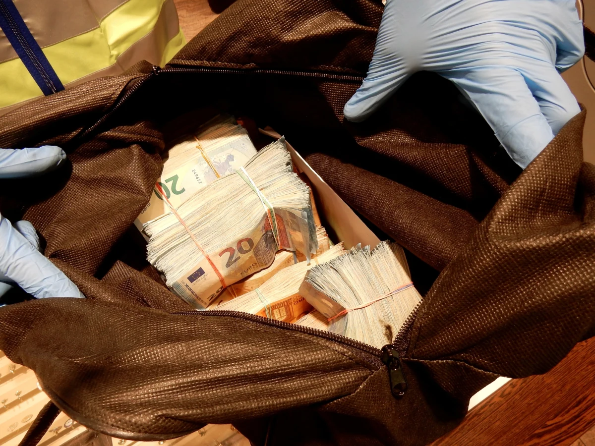 Uderzenie niemieckich służb w nielegalną finansjerę. Kilkuset funkcjonariuszy w kilkudziesięciu miejscach jednocześnie wkroczyło w świat nielegalnego transferu pieniędzy, zwanego hawala. Zatrzymano osoby, które prowadziły "niewidzialne banki", przez które "przelano" – głównie do Turcji – nawet 200 milionów euro. 