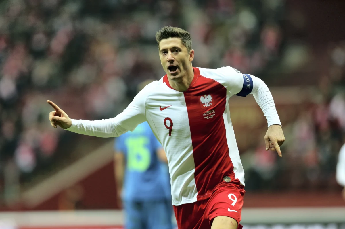 Robert Lewandowski w tym sezonie jest w życiowej formie. Polski napastnik potwierdził to w ostatnim meczu reprezentacji ze Słowenią, w którym strzelił swoja 61. bramkę w koszulce reprezentacji. W obszernym wywiadzie dla niemieckiego dziennikarza opowiedział, w jaki sposób dba o utrzymywanie się na wysokim poziomie. 