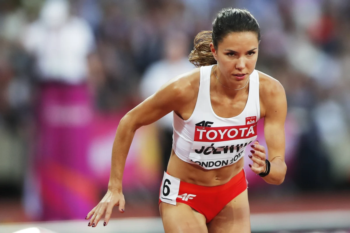 Biegaczka Joanna Jóźwik nie zgodziła się na to, by jej trenerem w sezonie olimpijskim został Zbigniew Król zaproponowany przez Polski Związek Lekkiej Atletyki. Po decyzji sportsmenki związek zdecydował się wykluczyć biegaczkę z centralnego szkolenia. Oznacza to, że sama będzie musiała finansować wyjazdy na zgrupowania.